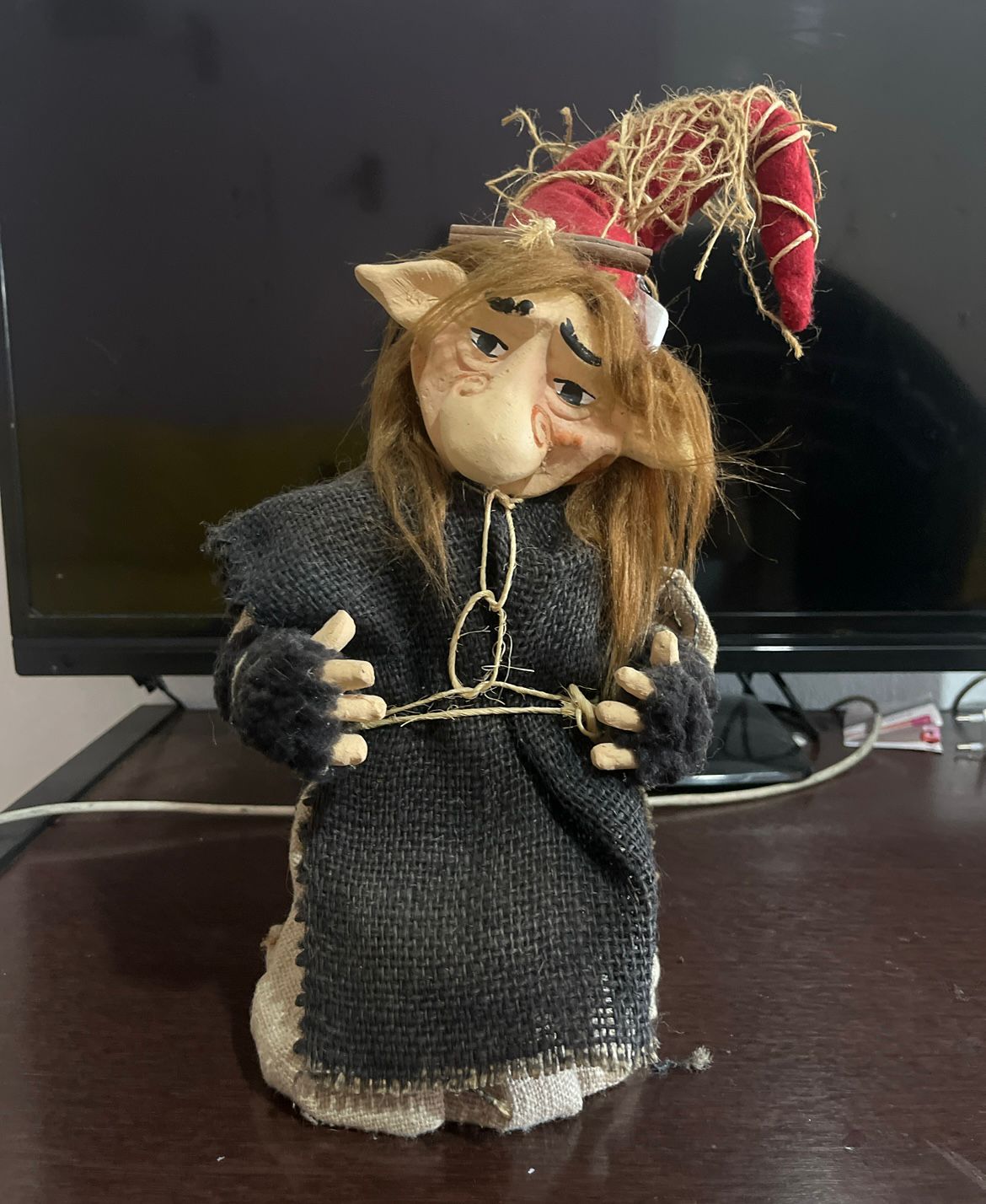 Foto de um boneco artesanal sendo enviado